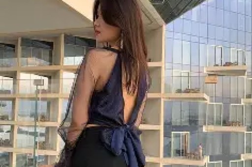 吐舌紧贴人设崩塌曾志伟与乔妹合照展现娱乐圈的另一面