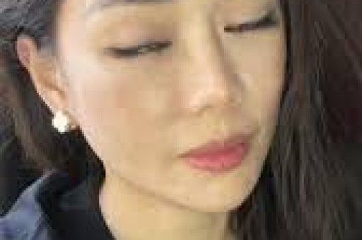 娱乐大瓜：白人男子小红书寻人惊现宋祖儿亲密合照疑似情侣？